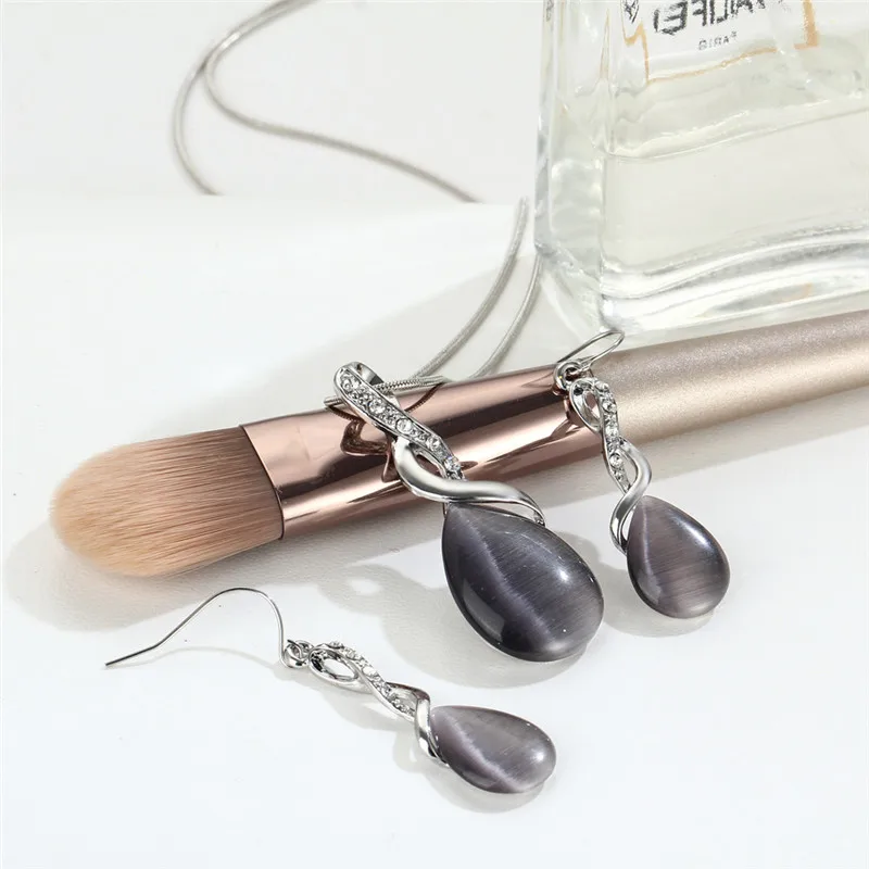 Комплект из колье и серёг с опалом