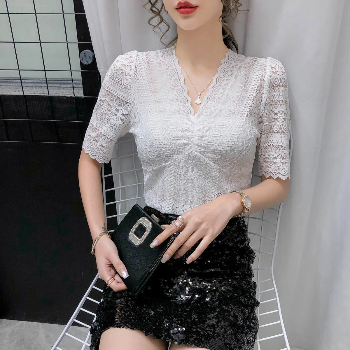 

Женская кружевная блузка с рукавами-фонариками и V-образным вырезом