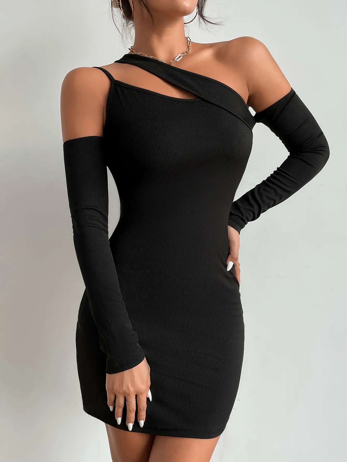

Женское платье с открытой спиной, Черное короткое облегающее платье-мини с длинным рукавом и косым плечом