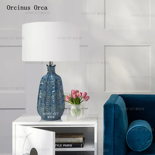 

Роскошная Синяя Керамическая Настольная лампа Северной Европы, прикроватная лампа для кабинета, спальни, креативная новейшая декоративная настольная лампа с резьбой по цвету