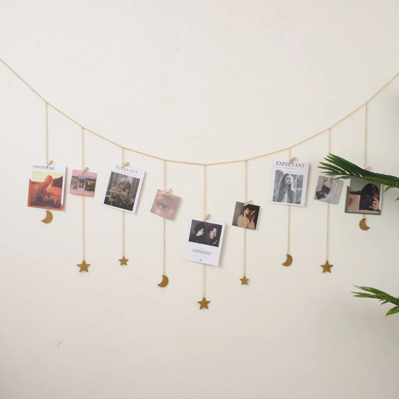 Витрина для фотографий деревянная гирлянда со звездами фазой Луны и цепочками