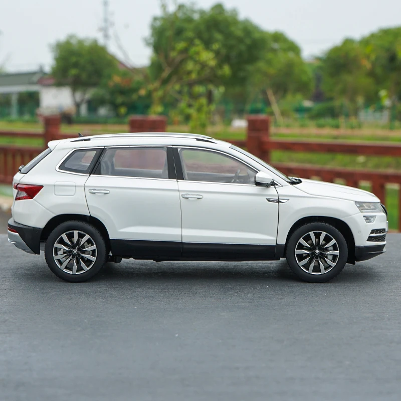Оригинальная фабричная Подлинная модель автомобиля в масштабе 1:18 skoda KAROQ