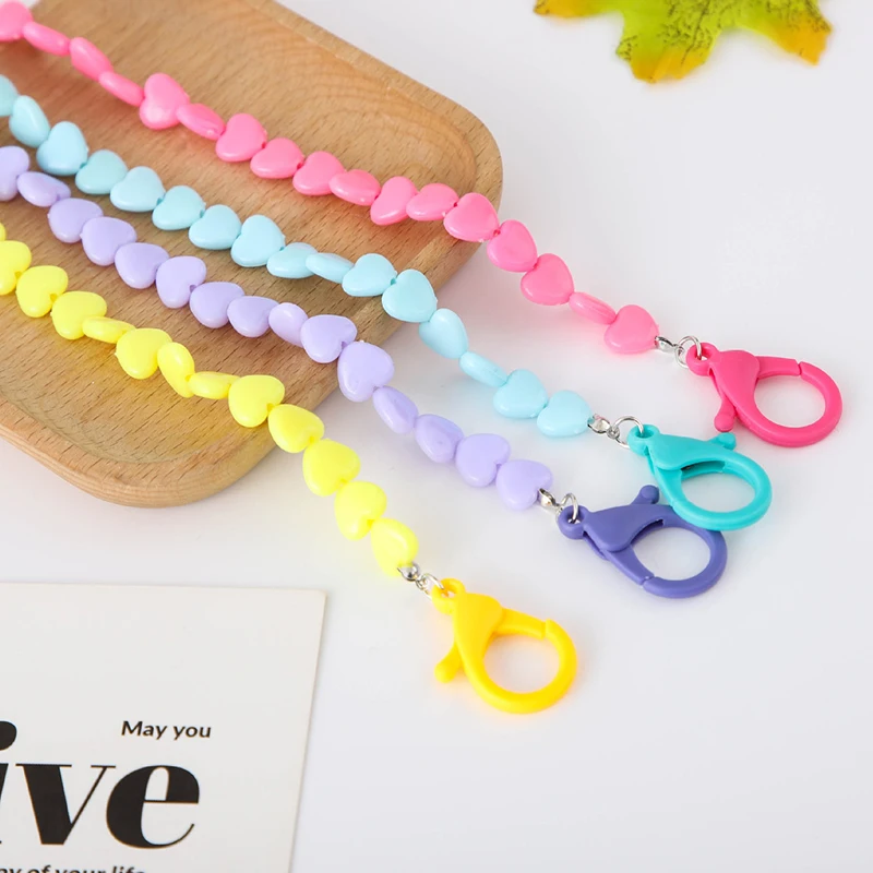 Детский цепочка для очков из акрила в виде сердца ярких цветов, предотвращающая их потерю, с креплением для маски и шнурком для фиксации на шее.