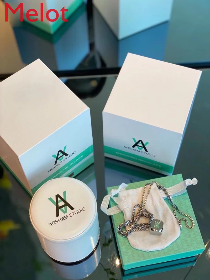 

Modern Fashion Stainless Steel Dice Pendant Necklace with Clock High-End Luxury Exhibition Limited Ornaments