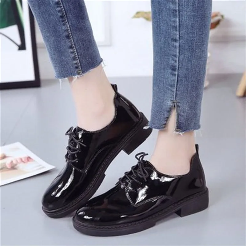 Туфли-оксфорды женские из лакированной кожи на шнуровке плоская подошва