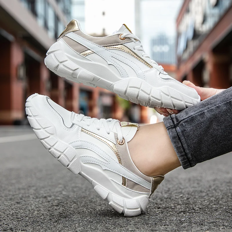 Женские спортивные кроссовки DR.EAGLE белые на массивной платформе