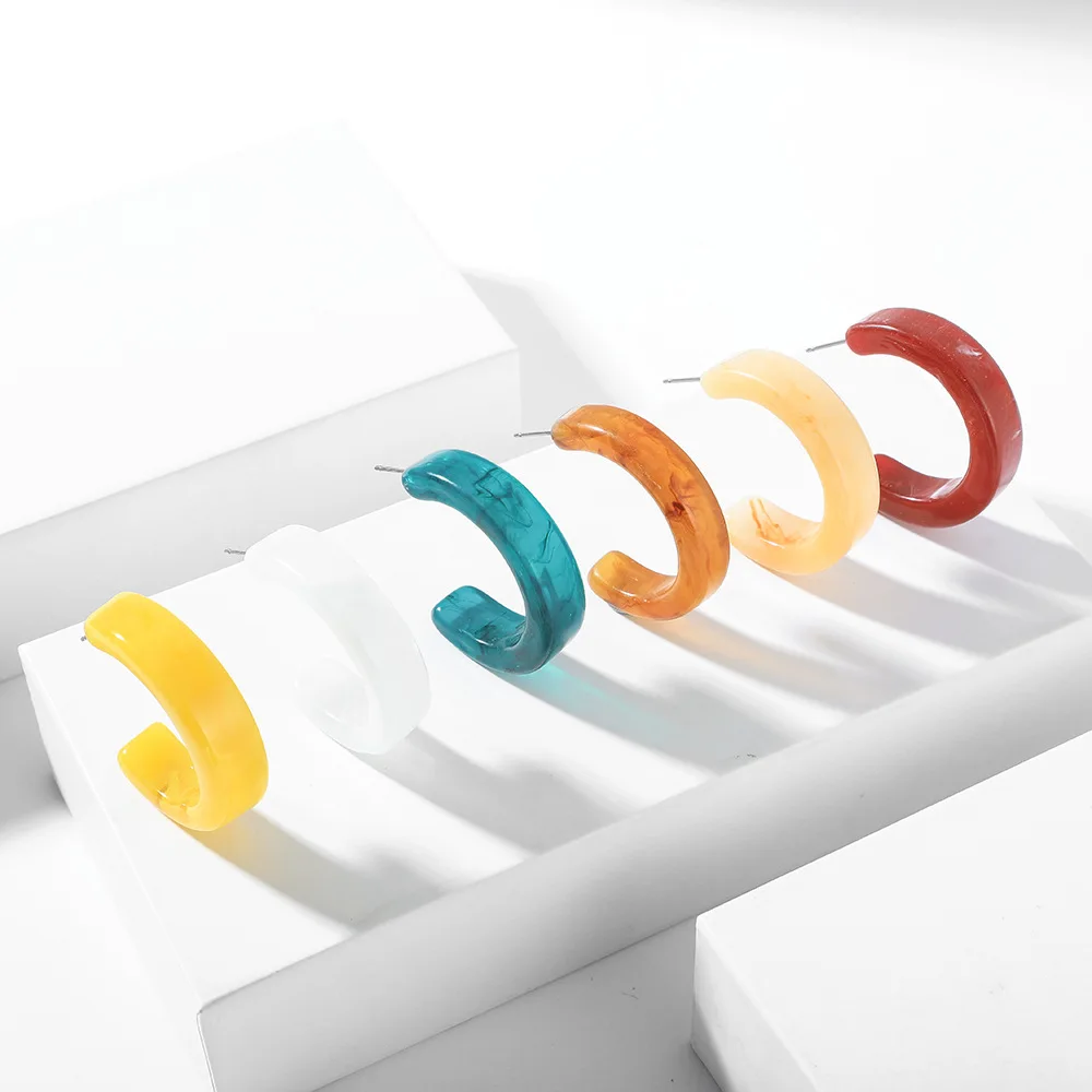 Женские серьги-гвоздики из натуральных ракушек в минималистическом стиле