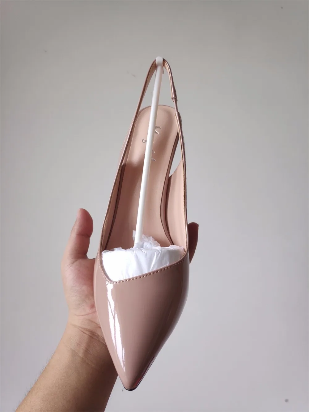 Женская обувь; туфли-лодочки из высококачественной лакированной кожи с острым носком на шпильке; босоножки с петлей на пятке; модельные туфли; сезон весна-лето; женская обувь