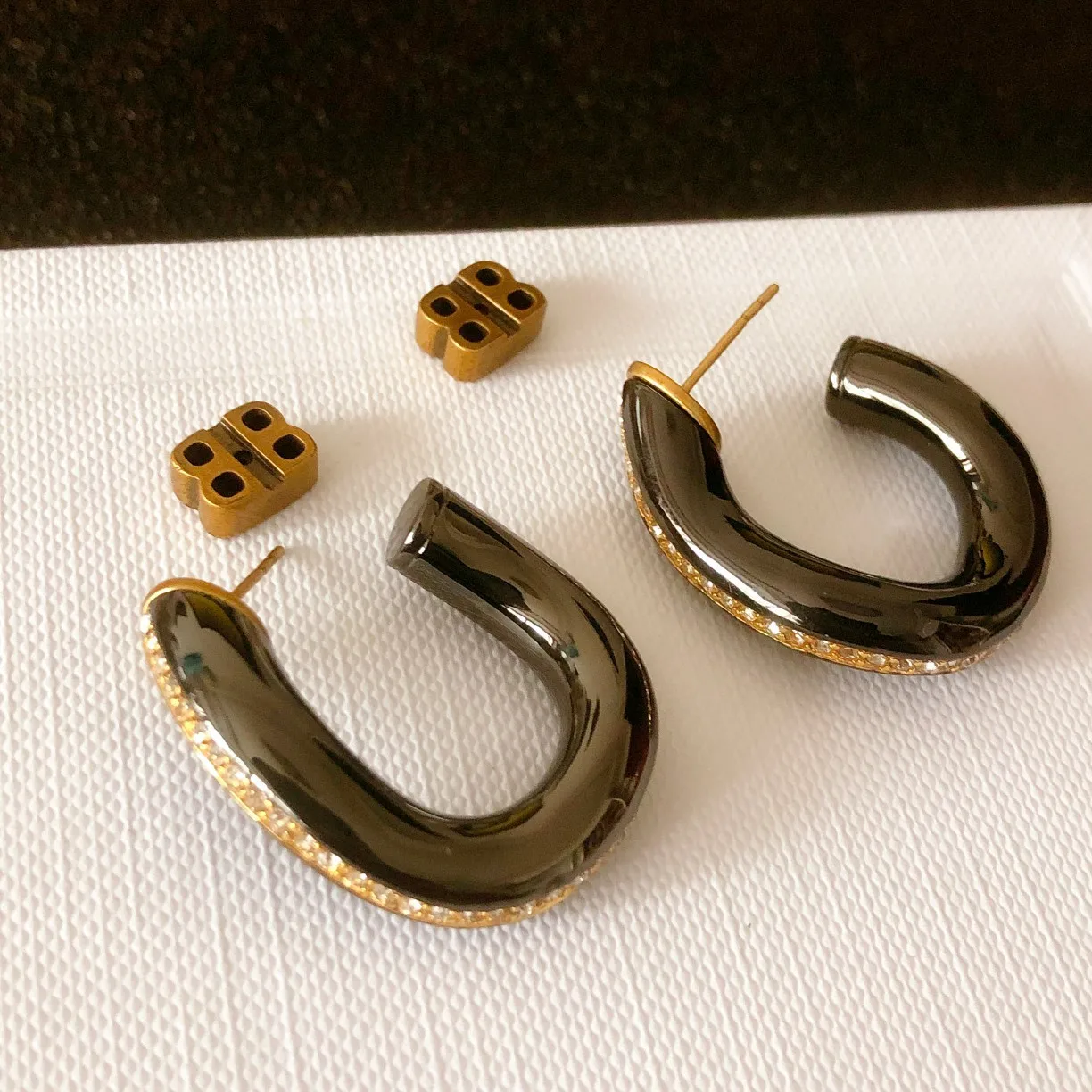 

2020 new u oval earring earrings female twisted earring belt drill brass gold-plated earrings a