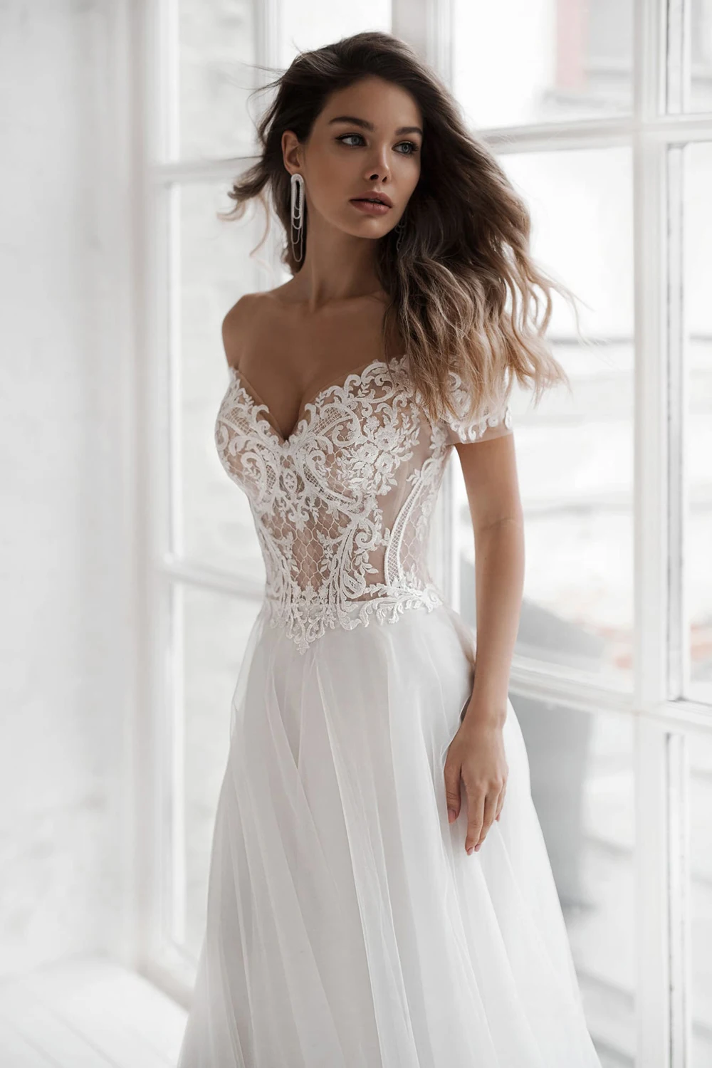 GY New V-Neck Off The Shoulder Appliqued Bride Dresses A Line Elegant Lace Wedding Gown