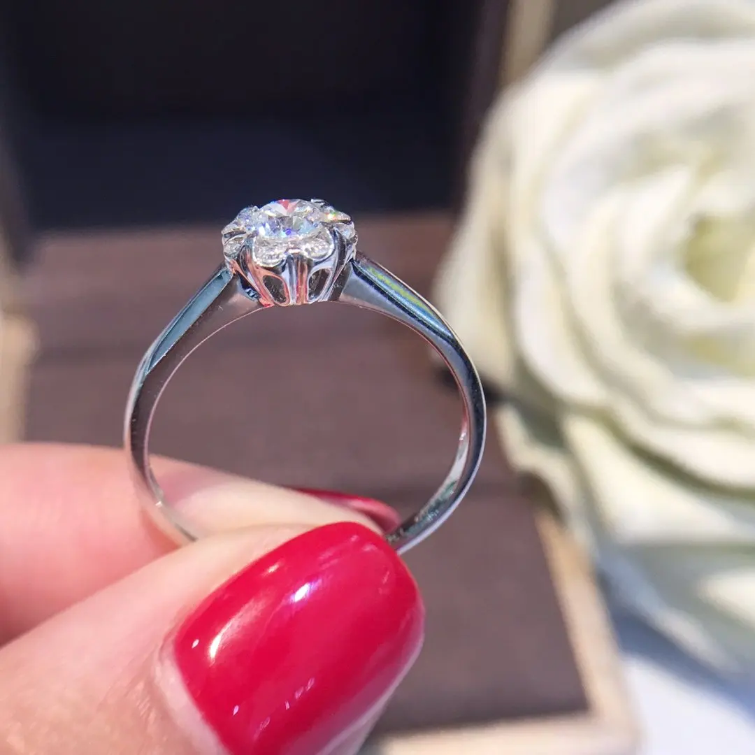 Кольцо из чистого золота 18 карат с натуральными бриллиантами красивое кольцо