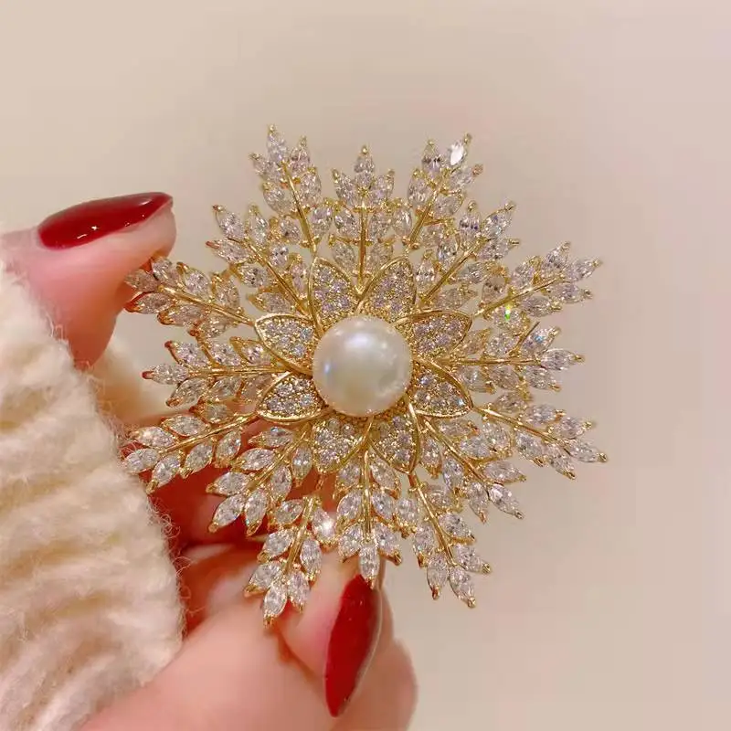 

MFY Fashion Classic High Quality Sparkling Yellow AAA Cubic Zirconia Spinning Snowflake Brooch Women's Christmas GIft