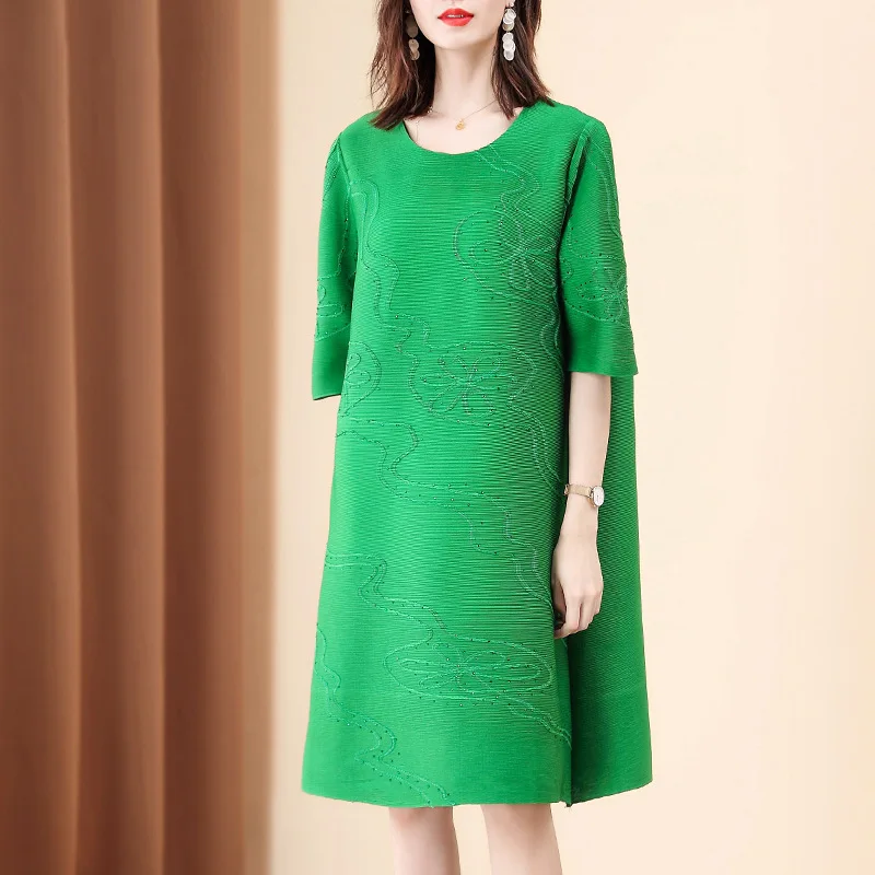

Large Size Mother's Dress With Pleated Embroidery New Loose Belly Covering A-line Dress In Summer