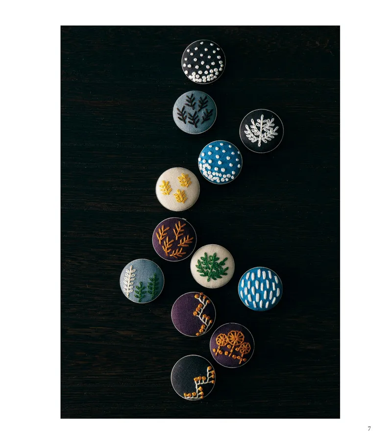 Книга с узорами для вышивания в виде сказочного леса: животных растений и птиц |