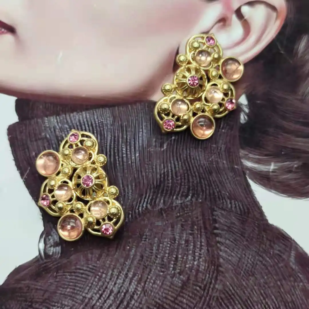 

Fashionable personality earrings with pink flowers surrounded by diamonds