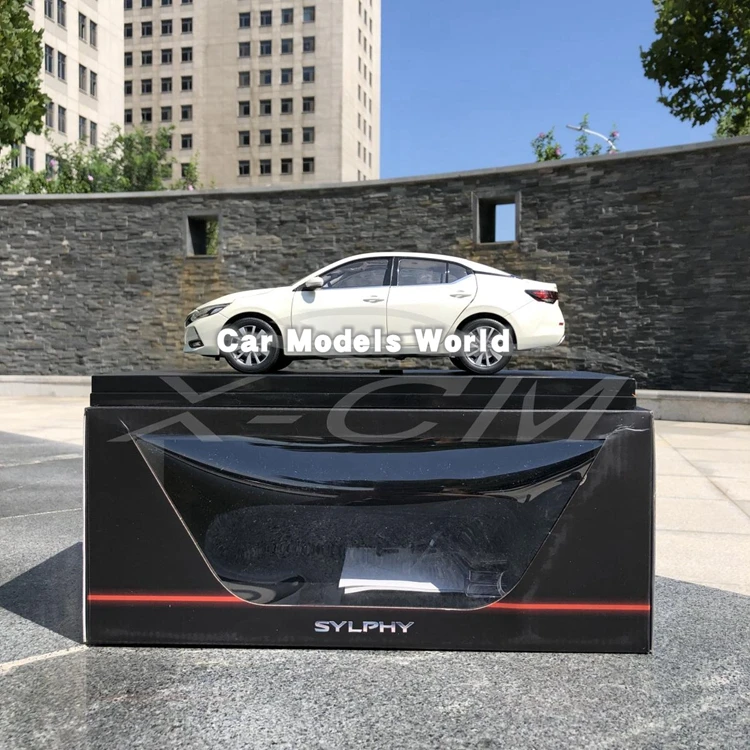 Литая под давлением модель автомобиля для Sylphy 1:18(белый)+ маленький подарок