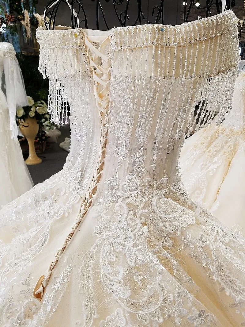 Свадебное платье с открытыми плечами v образным вырезом и шнуровкой цвета