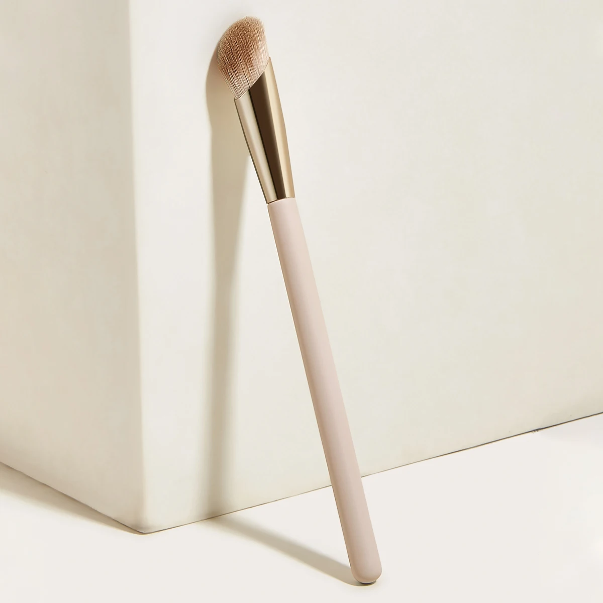 

Unique Angled Flat Top Concealer Brush Personalized Logo Under Eye Cheekbone Browbone Nose Concealing Blending Setting Buffing