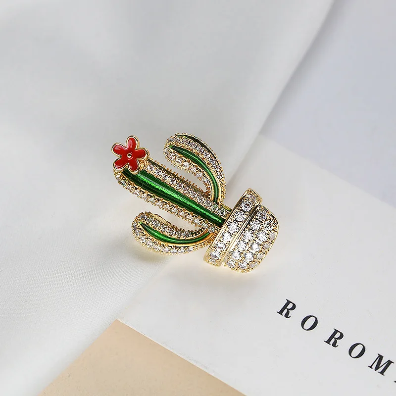 

2021 New Design High Quality 18k Real Gold Small Collar Buckle Collar Pin Cute Cactus Anti-glare Brooch for Women