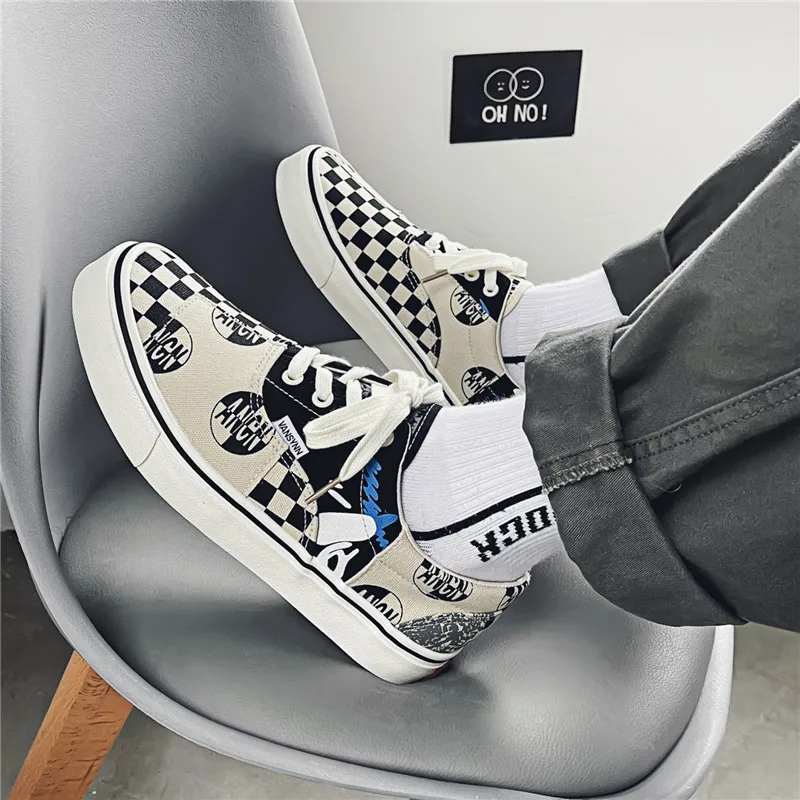 2021 New Graffiti Leopard Low up Canvas Sneakers for Men Classic White Lattice Man Board Shoes Men Flat Lace Men Vulcanize Shoes