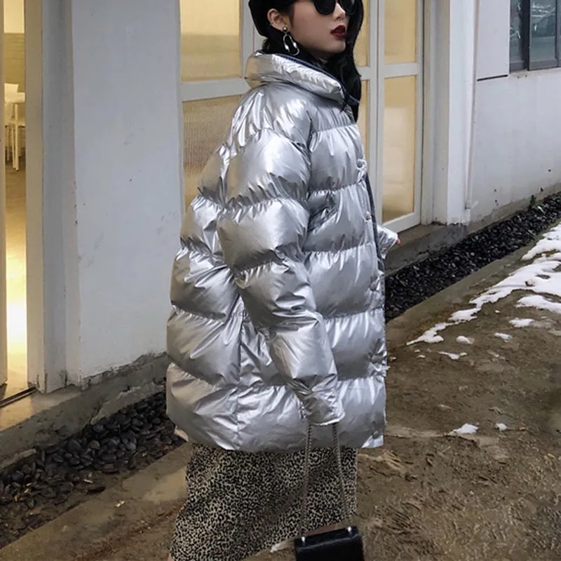 Серебристые блестящие куртки из джинсовой ткани в стиле пэчворк зимние женские