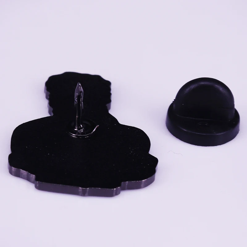 Эмалированная брошь с изображением принца Роджерса Нельсона художника