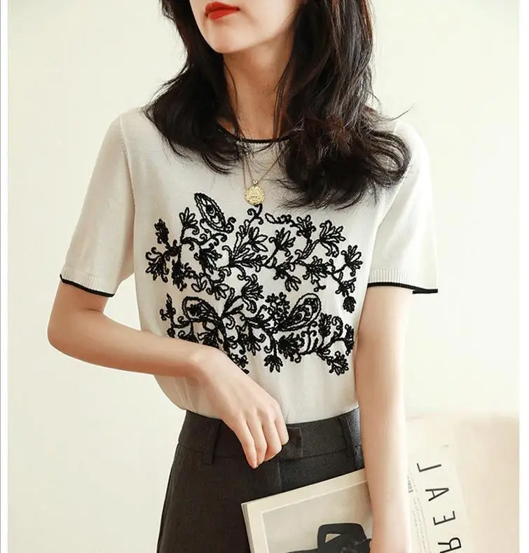 

Женская футболка с круглым вырезом, с вышивкой