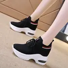 Женские кроссовки на платформе, высокий каблук, однотонная повседневная обувь для прогулок, черные, на весну