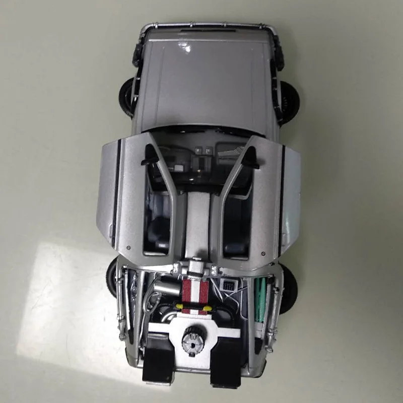 Модель литая автомобиля из металлического сплава в масштабе Назад будущее