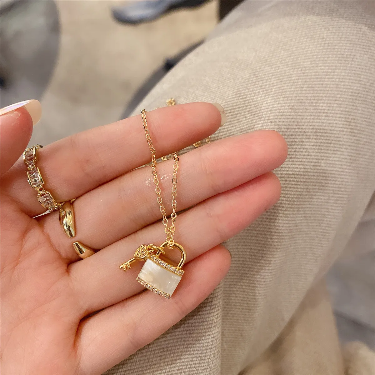 

Gentle New Style Small Fresh And Simple Golden Lock Key Pendant Necklace Retro Alloy Wild Personality Clavicle Chain
