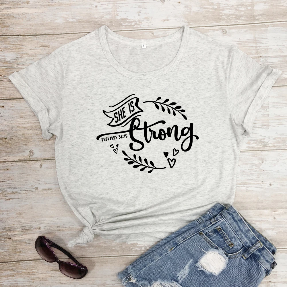 She Is Strong пословицы 31: 25 футболки женские Необычные графические вдохновляющие Христианские Футболки женские модные церковные Библейские стихи футболки