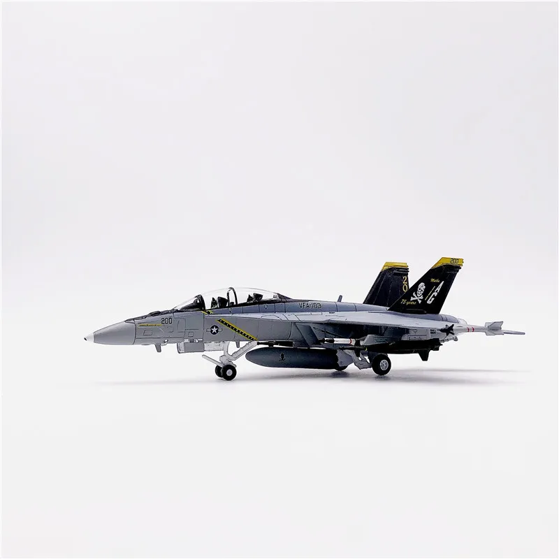 Литая модель военного самолета в масштабе 1/100 F18 Grumman Tomcat F/A 18F пиратский флаг