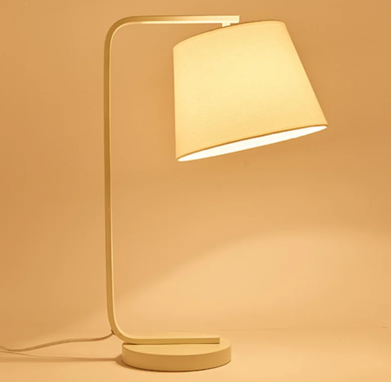 Простая настольная лампа прикроватная 220 В для спальни гостиной кровати