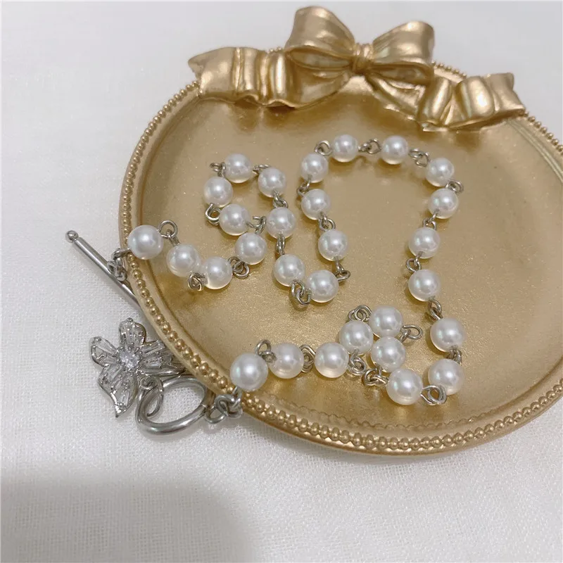 

Antique Pearl Chain Necklace Crystal Butterfly Pendant Charms Silvery Necklace Jewelry Collier for Women Party Gift