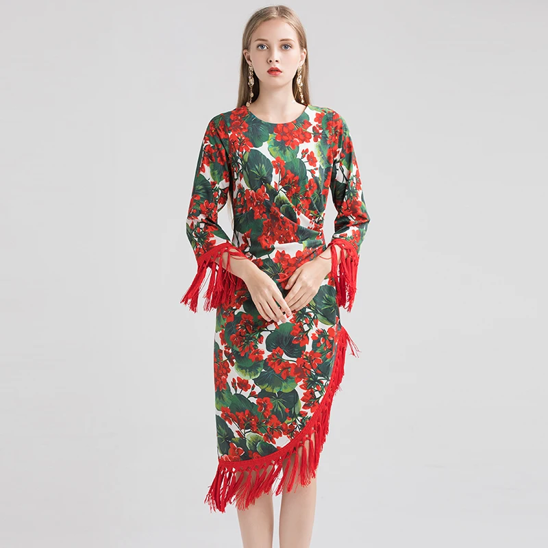 Модельное длинное платье красного цвета с кисточками и цветочным принтом лето 2020