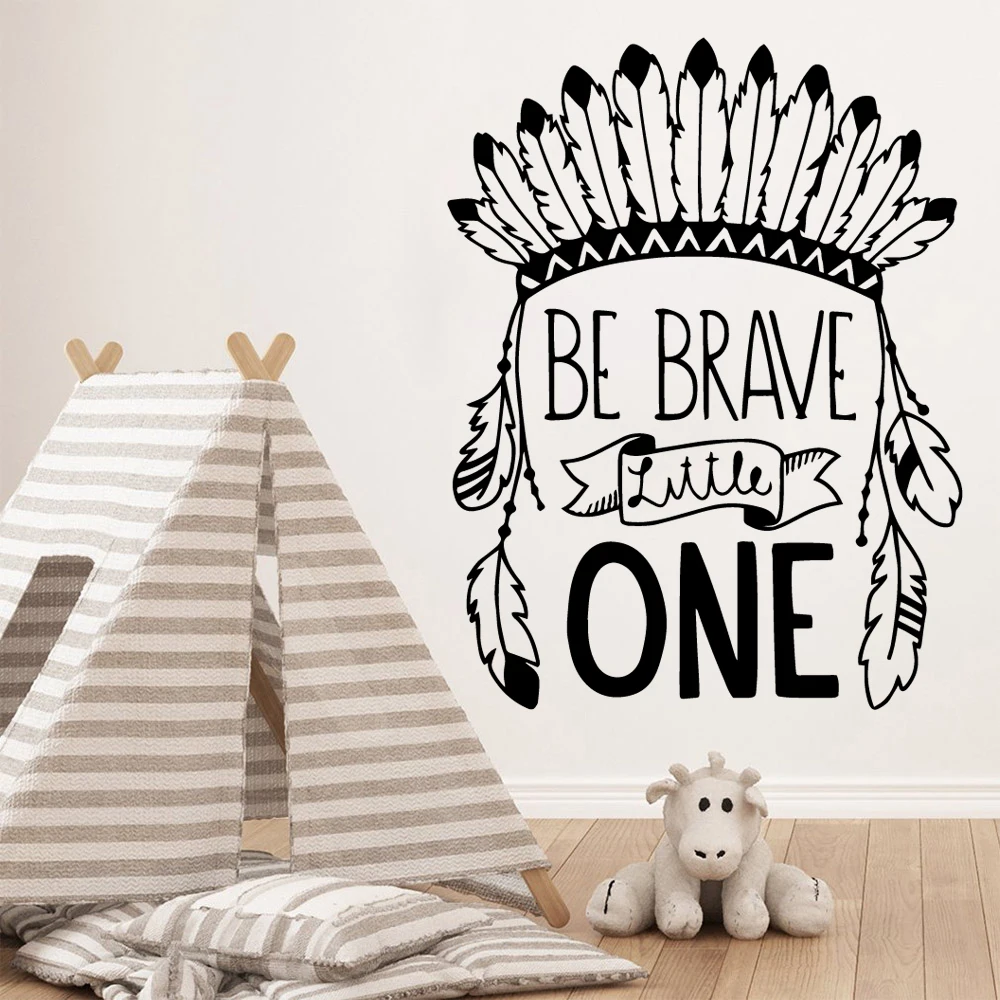 Милый Племенной головной убор с цитатой Be Brave little one виниловая настенная наклейка