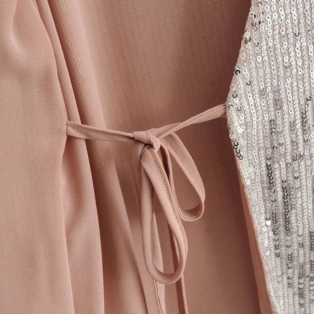 Соблазнительное серебристое платье с блестками и глубоким v-образным вырезом