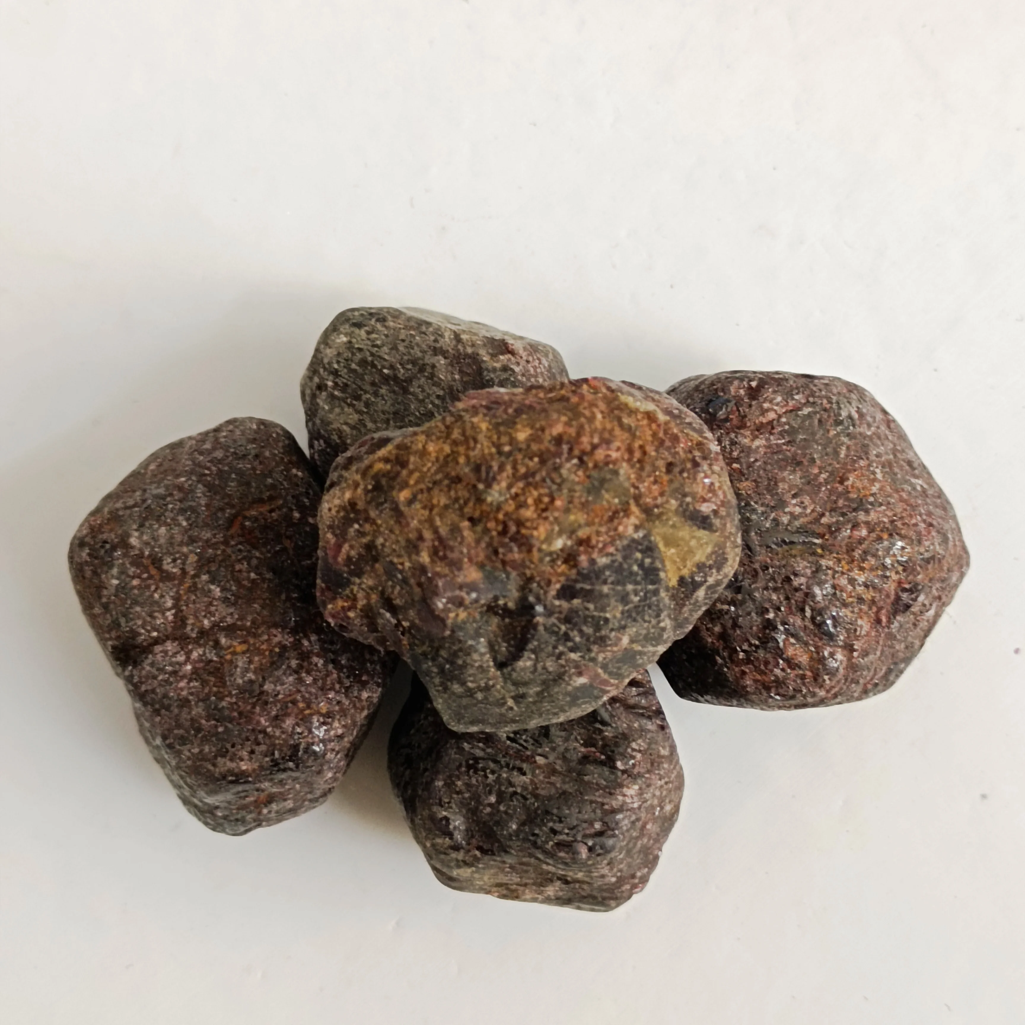 

Natural Garnet Gemstone Rough Stone Unprocessed Stone Garnet Stone for Decoration Mineral Specimen for Collection 300g