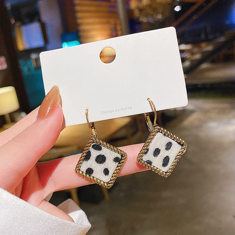 

2020 new fashion temperament net red Earrings leopard print head portrait Earrings female French autumn and winter Earrings