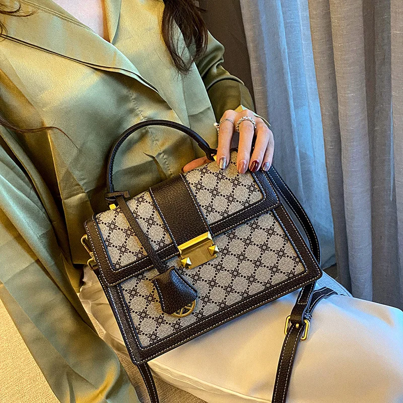 

Сумка через плечо женская, из натуральной кожи, с винтажным принтом