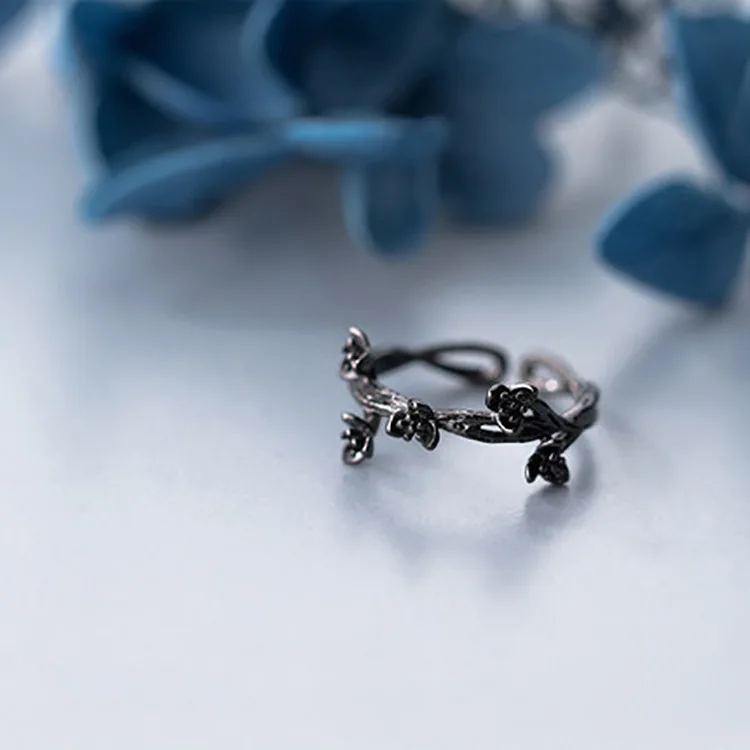 Женское кольцо с цветком розы регулируемое из серебра 925 пробы черным покрытием