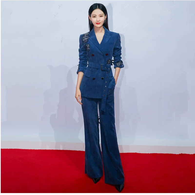 Женский костюм из 2 предметов синий двубортный приталенный с вышивкой пиджак и