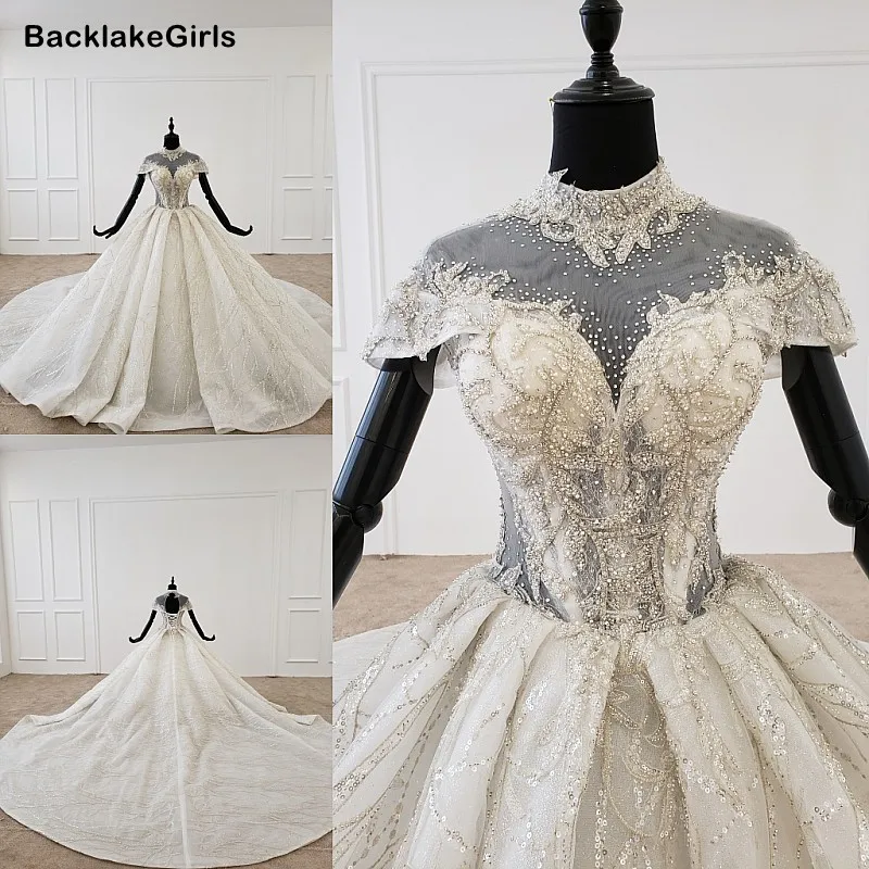 Белое свадебное платье со шлейфом с высоким воротом и рукавами-крылышками