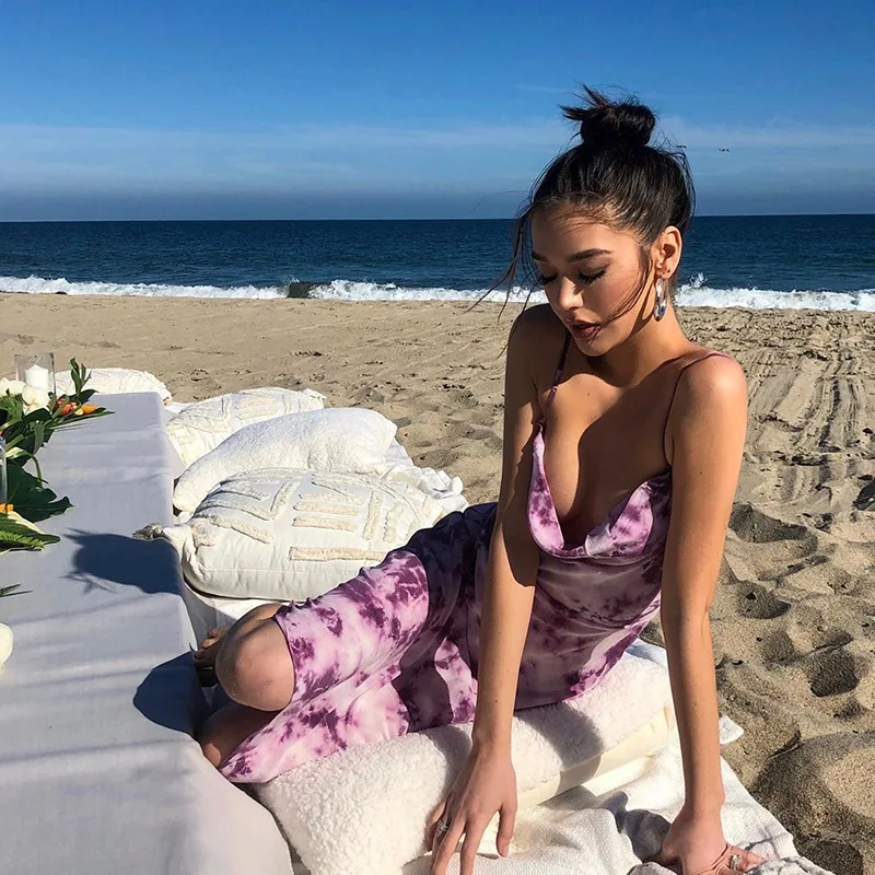 Женское пляжное платье без рукавов фиолетовое камуфляжное облегающее на