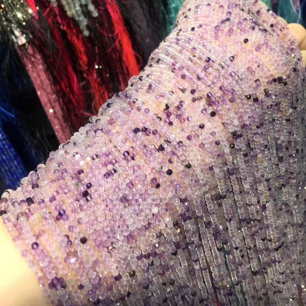 Граненые фиолетовые бусины из натурального камня флюорита небольшие рассеянные