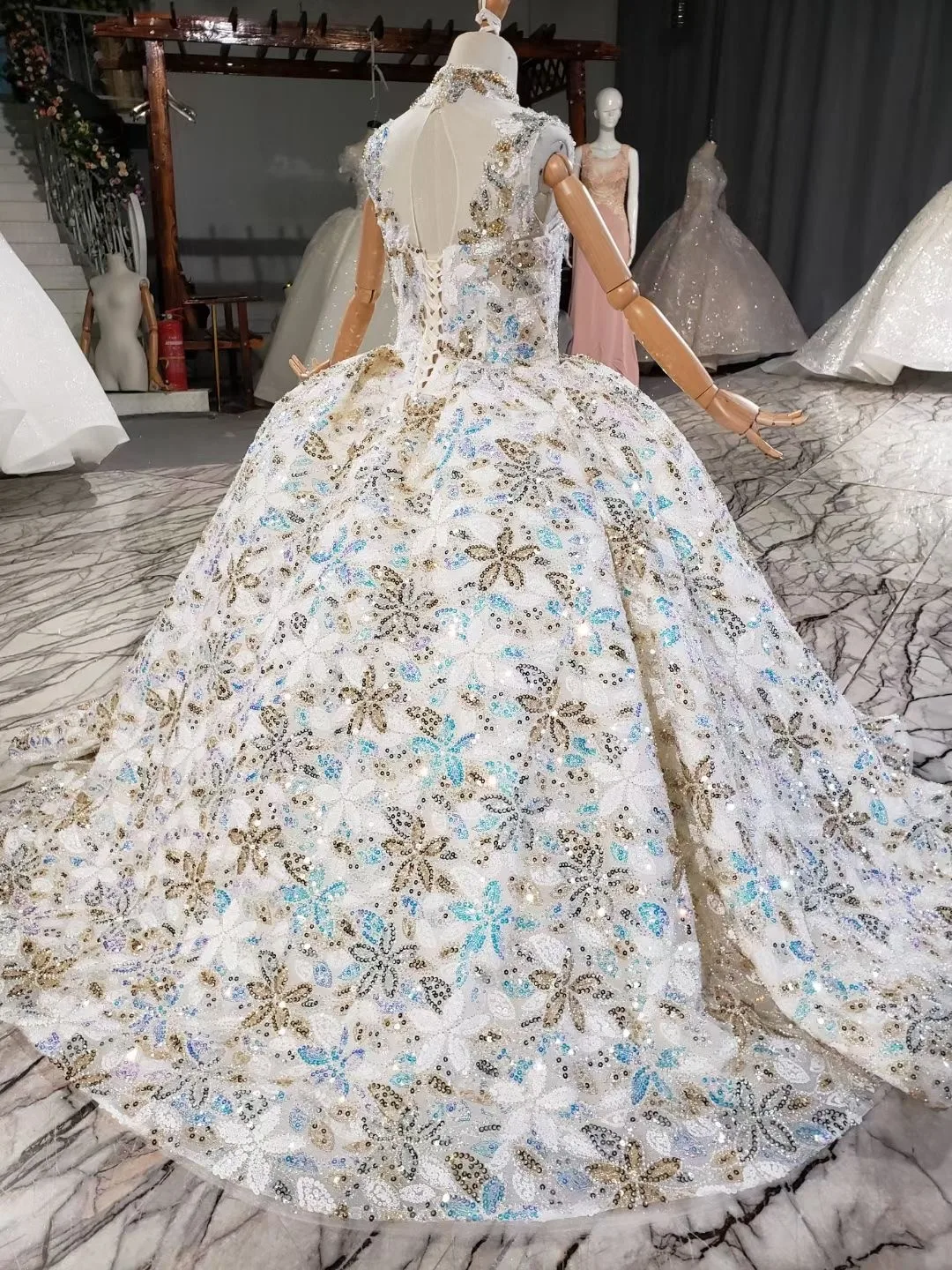 

Crystals Beads Wedding Dresses Mix Colors Lace Appliqued Sexy Bridal Gowns Custom Made 2021 High Neck Robe De Mariee