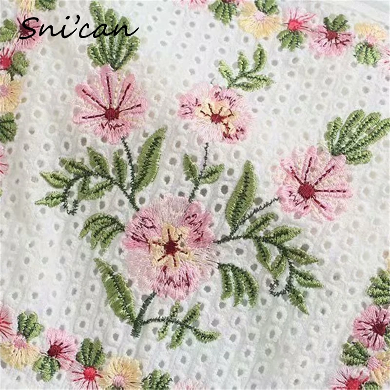 Женское винтажное платье на бретелях-спагетти белое мини с цветочной вышивкой