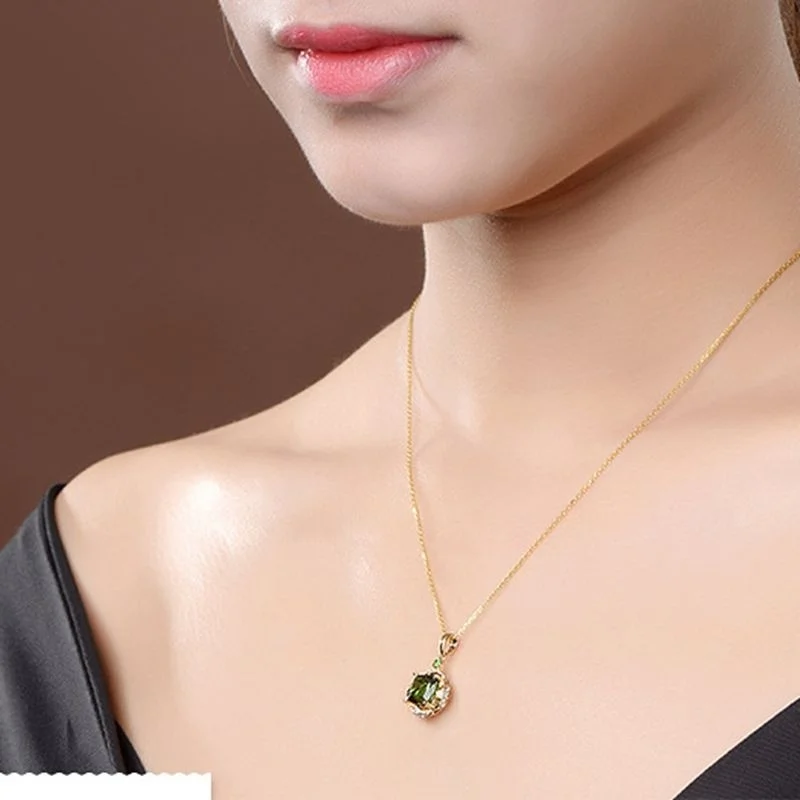 

Noble Emerald Crystal Glass Pendant Charm Metal Pendant Fashion Women Party Banquet Necklace Jewelry Gift