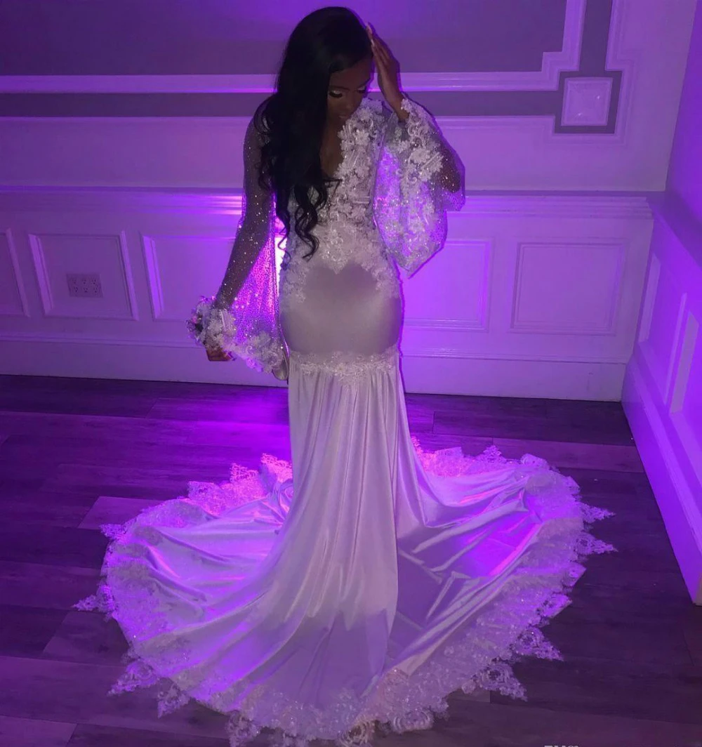 Женское платье с юбкой годе белое V образным вырезом длиной до пола и шлейфом из