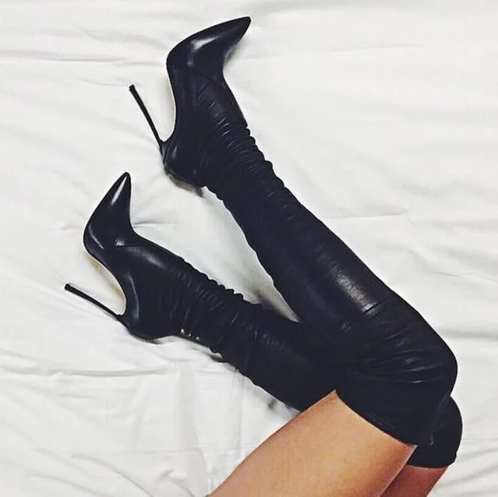 Женские кожаные сапоги выше колена черные облегающие с острым носком на тонком